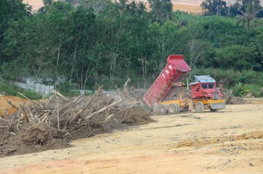 PERAK, MALAYSIA -HAZİRAN 04, 2016: İnşaat alanında gerekli platform seviyesini elde etmek için inşaat ağır makinesiyle yapılan toprak çalışmaları. İnşaat başlamadan halledilir..