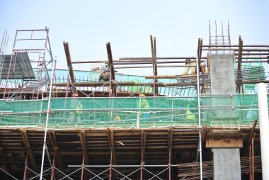 KEDAH, MALAYSIA -AUGust 05, 2016: İnşaat alanında platform, form ve yapı desteklemek için geçici yapı olarak kullanılan yapı. Ayrıca işçiler için yürüme platformu olarak kullanıldı.. 