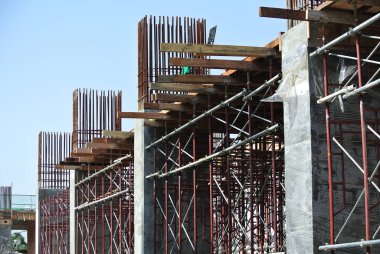 KEDAH, MALAYSIA -AUGust 05, 2016: İnşaat alanında platform, form ve yapı desteklemek için geçici yapı olarak kullanılan yapı. Ayrıca işçiler için yürüme platformu olarak kullanıldı.. 
