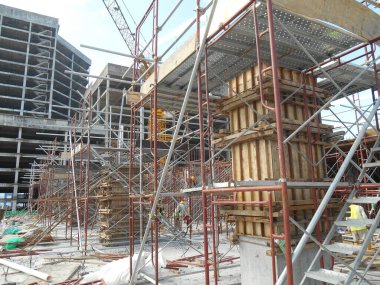 KEDAH, MALAYSIA -AUGust 05, 2016: İnşaat alanında platform, form ve yapı desteklemek için geçici yapı olarak kullanılan yapı. Ayrıca işçiler için yürüme platformu olarak kullanıldı.. 
