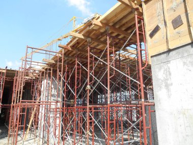 KEDAH, MALAYSIA -AUGust 05, 2016: İnşaat alanında platform, form ve yapı desteklemek için geçici yapı olarak kullanılan yapı. Ayrıca işçiler için yürüme platformu olarak kullanıldı.. 