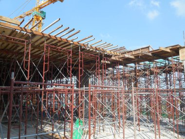 KEDAH, MALAYSIA -AUGust 05, 2016: İnşaat alanında platform, form ve yapı desteklemek için geçici yapı olarak kullanılan yapı. Ayrıca işçiler için yürüme platformu olarak kullanıldı.. 