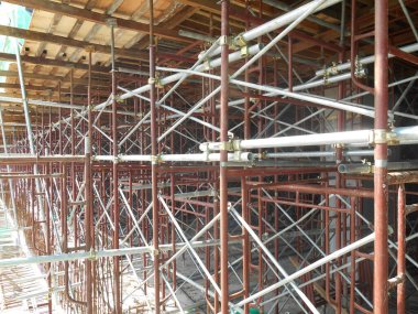 KEDAH, MALAYSIA -AUGust 05, 2016: İnşaat alanında platform, form ve yapı desteklemek için geçici yapı olarak kullanılan yapı. Ayrıca işçiler için yürüme platformu olarak kullanıldı.. 