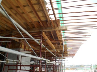 Johor, Malezya-23 Temmuz 2016: kontrplak yapılan ahşap formu iş ve inşaat sahasında işçiler tarafından inşa kereste. 