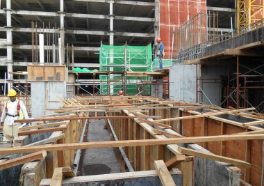 Johor, Malezya-23 Temmuz 2016: kontrplak yapılan ahşap formu iş ve inşaat sahasında işçiler tarafından inşa kereste. 