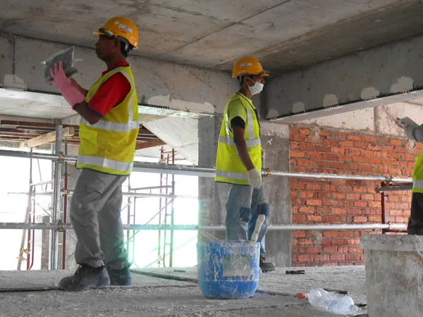 Selangor, Malezya-03 Eylül 2016: Site çalışanları recessed yağsız kat işini inşaat sahasında yapıyorsunuz. 