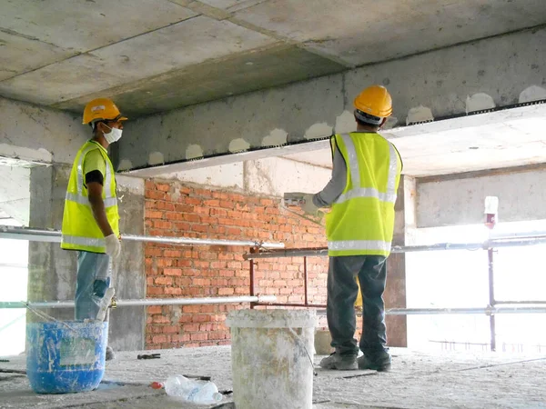 Selangor, Malezya-03 Eylül 2016: Site çalışanları recessed yağsız kat işini inşaat sahasında yapıyorsunuz. 