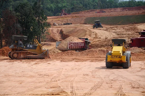 Perak Malaysia July 2016年7月4日 建筑重型机械在工地的土方工程 以达到所需的平台水平 是在动工前进行的 — 图库照片