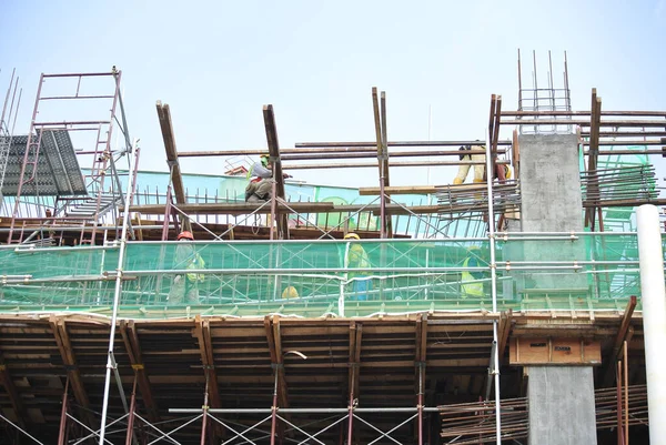KEDAH, MALAYSIA -AUGust 05, 2016: İnşaat alanında platform, form ve yapı desteklemek için geçici yapı olarak kullanılan yapı. Ayrıca işçiler için yürüme platformu olarak kullanıldı.. 