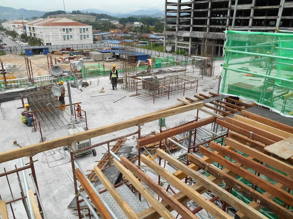 马来西亚柔佛新 2016 木材窗体工作由胶合板和木材建造的建筑工地的工人 — 图库照片