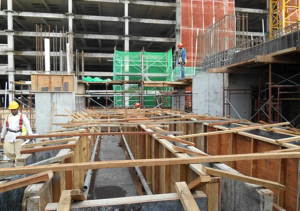 Johor, Malezya-23 Temmuz 2016: kontrplak yapılan ahşap formu iş ve inşaat sahasında işçiler tarafından inşa kereste. 