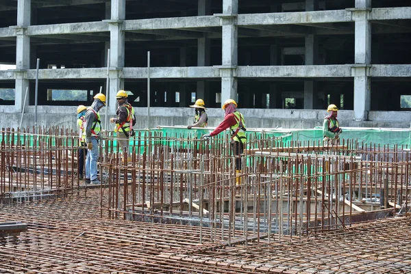 Malacca Malaysia Wrzesień 2016 Robotnicy Budowlani Wykonujący Pręty Zbrojeniowe Płyt — Zdjęcie stockowe
