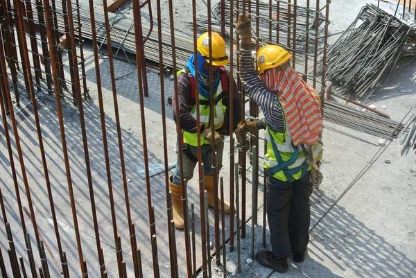 MALACCA, MALAYSIA - SEPTEMBER 28, 2016: Malacca, Malezya 'daki inşaat alanında döşeme destek barı üreten inşaat işçileri.  