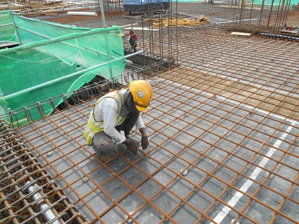 Malacca Malaysia September 2016 Construction Workers Fabricating Floor Slab Reinforcement — 图库照片