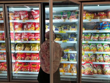 MELAKA, MALAYSIA - Ticari paketlerde paketlenmiş dondurulmuş gıdalar büyük bir soğutucuda depolanır ve sergilenir. Bu soğutucu yiyeceğin tazeliğini koruyabiliyor..