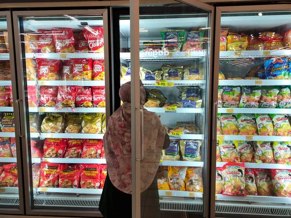 MELAKA, MALAYSIA - Ticari paketlerde paketlenmiş dondurulmuş gıdalar büyük bir soğutucuda depolanır ve sergilenir. Bu soğutucu yiyeceğin tazeliğini koruyabiliyor..