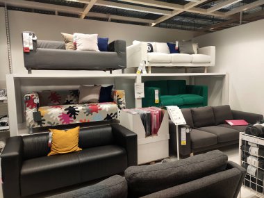 SELANGOR, Malezya - 4 Temmuz 2022: Malezya 'daki IKEA galerisindeki mobilya ve sandalyeler. Mobilyalar müşterilerin satın almadan önce görmesini ve denetlemesini kolaylaştırmak için iyi düzenlenmiş..