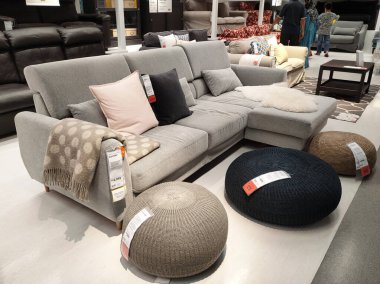 SELANGOR, Malezya - 4 Temmuz 2022: Malezya 'daki IKEA galerisindeki mobilya ve sandalyeler. Mobilyalar müşterilerin satın almadan önce görmesini ve denetlemesini kolaylaştırmak için iyi düzenlenmiş..