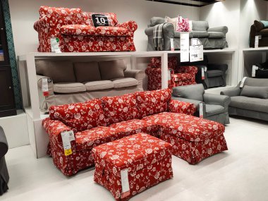 SELANGOR, Malezya - 4 Temmuz 2022: Malezya 'daki IKEA galerisindeki mobilya ve sandalyeler. Mobilyalar müşterilerin satın almadan önce görmesini ve denetlemesini kolaylaştırmak için iyi düzenlenmiş..