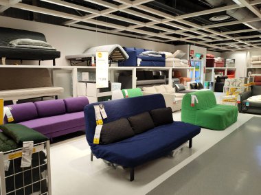 SELANGOR, Malezya - 4 Temmuz 2022: Malezya 'daki IKEA galerisindeki mobilya ve sandalyeler. Mobilyalar müşterilerin satın almadan önce görmesini ve denetlemesini kolaylaştırmak için iyi düzenlenmiş..