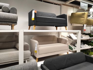 SELANGOR, Malezya - 4 Temmuz 2022: Malezya 'daki IKEA galerisindeki mobilya ve sandalyeler. Mobilyalar müşterilerin satın almadan önce görmesini ve denetlemesini kolaylaştırmak için iyi düzenlenmiş..