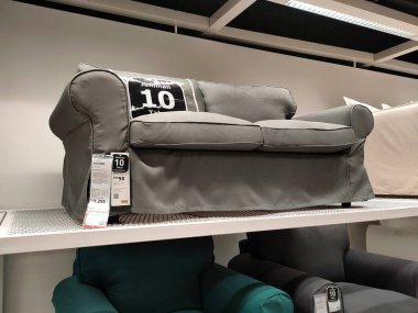 SELANGOR, Malezya - 4 Temmuz 2022: Malezya 'daki IKEA galerisindeki mobilya ve sandalyeler. Mobilyalar müşterilerin satın almadan önce görmesini ve denetlemesini kolaylaştırmak için iyi düzenlenmiş..