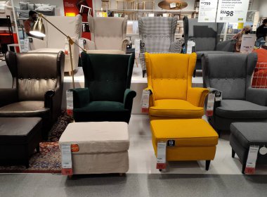 SELANGOR, Malezya - 4 Temmuz 2022: Malezya 'daki IKEA galerisindeki mobilya ve sandalyeler. Mobilyalar müşterilerin satın almadan önce görmesini ve denetlemesini kolaylaştırmak için iyi düzenlenmiş..