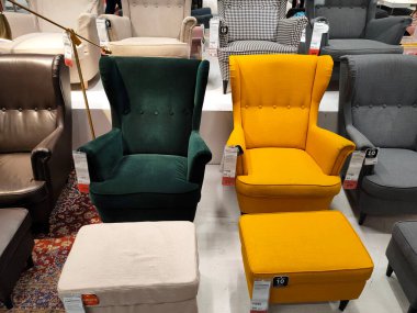 SELANGOR, Malezya - 4 Temmuz 2022: Malezya 'daki IKEA galerisindeki mobilya ve sandalyeler. Mobilyalar müşterilerin satın almadan önce görmesini ve denetlemesini kolaylaştırmak için iyi düzenlenmiş..