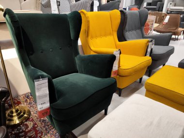 SELANGOR, Malezya - 4 Temmuz 2022: Malezya 'daki IKEA galerisindeki mobilya ve sandalyeler. Mobilyalar müşterilerin satın almadan önce görmesini ve denetlemesini kolaylaştırmak için iyi düzenlenmiş..