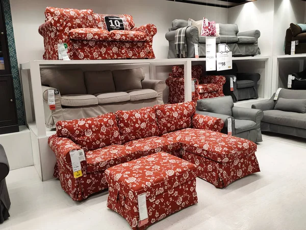 SELANGOR, Malezya - 4 Temmuz 2022: Malezya 'daki IKEA galerisindeki mobilya ve sandalyeler. Mobilyalar müşterilerin satın almadan önce görmesini ve denetlemesini kolaylaştırmak için iyi düzenlenmiş..