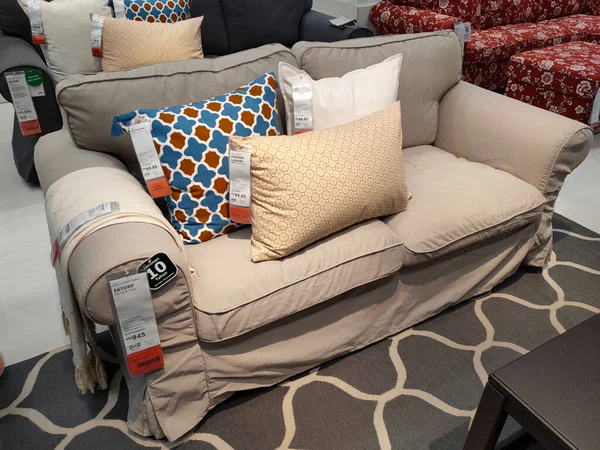 SELANGOR, Malezya - 4 Temmuz 2022: Malezya 'daki IKEA galerisindeki mobilya ve sandalyeler. Mobilyalar müşterilerin satın almadan önce görmesini ve denetlemesini kolaylaştırmak için iyi düzenlenmiş..