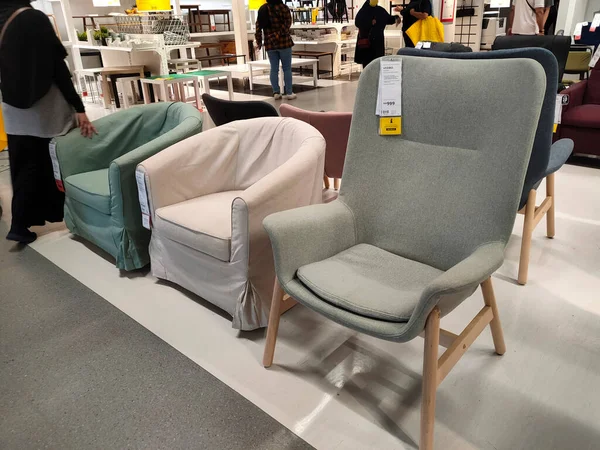 SELANGOR, Malezya - 4 Temmuz 2022: Malezya 'daki IKEA galerisindeki mobilya ve sandalyeler. Mobilyalar müşterilerin satın almadan önce görmesini ve denetlemesini kolaylaştırmak için iyi düzenlenmiş..