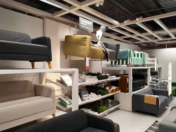 SELANGOR, Malezya - 4 Temmuz 2022: Malezya 'daki IKEA galerisindeki mobilya ve sandalyeler. Mobilyalar müşterilerin satın almadan önce görmesini ve denetlemesini kolaylaştırmak için iyi düzenlenmiş..