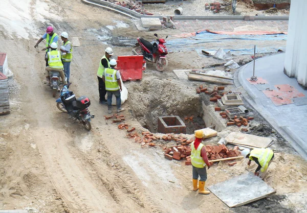 Selangor Malasia Abril 2021 Grupo Trabajadores Construcción Está Trabajando Una — Foto de Stock