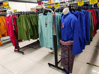 SELANGOR, MALAYSIA - 30 NİSAN 2022: Baju Melayu Hari Raya kutlamaları sırasında giyilecek. Erkekler ve çocuklar tarafından giyilmek. Kan grubuna ve boyutuna göre sıralanmış. Fiyat etiketi ile etiketlenmiş.