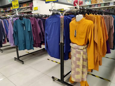 SELANGOR, MALAYSIA - 30 NİSAN 2022: Baju Melayu Hari Raya kutlamaları sırasında giyilecek. Erkekler ve çocuklar tarafından giyilmek. Kan grubuna ve boyutuna göre sıralanmış. Fiyat etiketi ile etiketlenmiş.