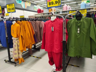 SELANGOR, MALAYSIA - 30 NİSAN 2022: Baju Melayu Hari Raya kutlamaları sırasında giyilecek. Erkekler ve çocuklar tarafından giyilmek. Kan grubuna ve boyutuna göre sıralanmış. Fiyat etiketi ile etiketlenmiş.