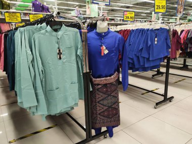 SELANGOR, MALAYSIA - 30 NİSAN 2022: Baju Melayu Hari Raya kutlamaları sırasında giyilecek. Erkekler ve çocuklar tarafından giyilmek. Kan grubuna ve boyutuna göre sıralanmış. Fiyat etiketi ile etiketlenmiş.
