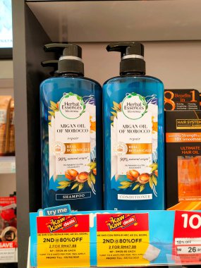 SELANGOR, MALAYSIA -6 Nisan 2022: Plastik şişe ambalajındaki saç şampuanına odaklanmış, süpermarketteki raflarda satışa sunulmuştur. Fiyat etiketi ile etiketlenmiş.