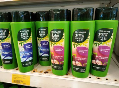 SELANGOR, MALAYSIA -6 Nisan 2022: Plastik şişe ambalajındaki saç şampuanına odaklanmış, süpermarketteki raflarda satışa sunulmuştur. Fiyat etiketi ile etiketlenmiş.