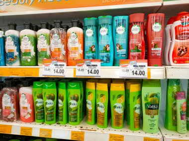 SELANGOR, MALAYSIA -6 Nisan 2022: Plastik şişe ambalajındaki saç şampuanına odaklanmış, süpermarketteki raflarda satışa sunulmuştur. Fiyat etiketi ile etiketlenmiş.