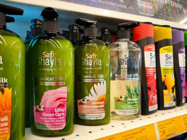 SELANGOR, MALAYSIA -6 Nisan 2022: Plastik şişe ambalajındaki saç şampuanına odaklanmış, süpermarketteki raflarda satışa sunulmuştur. Fiyat etiketi ile etiketlenmiş.