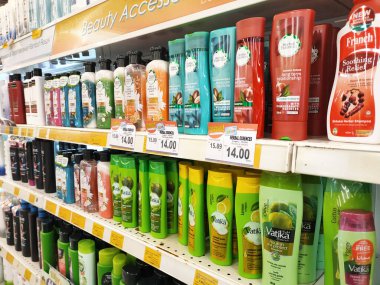 SELANGOR, MALAYSIA -6 Nisan 2022: Plastik şişe ambalajındaki saç şampuanına odaklanmış, süpermarketteki raflarda satışa sunulmuştur. Fiyat etiketi ile etiketlenmiş.