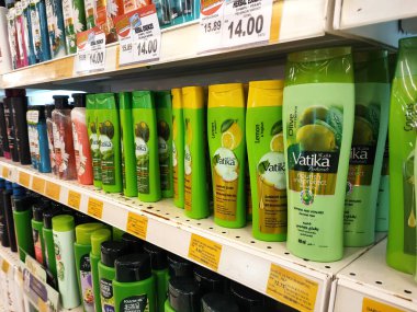 SELANGOR, MALAYSIA -6 Nisan 2022: Plastik şişe ambalajındaki saç şampuanına odaklanmış, süpermarketteki raflarda satışa sunulmuştur. Fiyat etiketi ile etiketlenmiş.