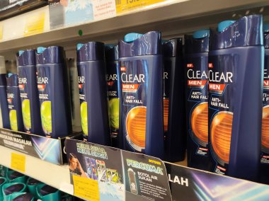 SELANGOR, MALAYSIA -6 Nisan 2022: Plastik şişe ambalajındaki saç şampuanına odaklanmış, süpermarketteki raflarda satışa sunulmuştur. Fiyat etiketi ile etiketlenmiş.