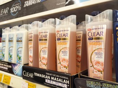 SELANGOR, MALAYSIA -6 Nisan 2022: Plastik şişe ambalajındaki saç şampuanına odaklanmış, süpermarketteki raflarda satışa sunulmuştur. Fiyat etiketi ile etiketlenmiş.