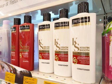 SELANGOR, MALAYSIA -6 Nisan 2022: Plastik şişe ambalajındaki saç şampuanına odaklanmış, süpermarketteki raflarda satışa sunulmuştur. Fiyat etiketi ile etiketlenmiş.