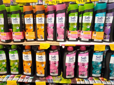 SELANGOR, MALAYSIA -6 Nisan 2022: Plastik şişe ambalajındaki saç şampuanına odaklanmış, süpermarketteki raflarda satışa sunulmuştur. Fiyat etiketi ile etiketlenmiş.