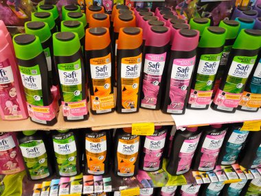 SELANGOR, MALAYSIA -6 Nisan 2022: Plastik şişe ambalajındaki saç şampuanına odaklanmış, süpermarketteki raflarda satışa sunulmuştur. Fiyat etiketi ile etiketlenmiş.