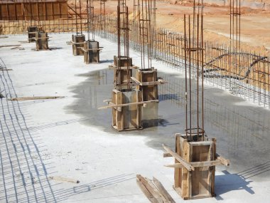 SELANGOR, MALAYSIA - 7 Temmuz 2021: İnşaat alanına monte edilen sütun kütüğü resmi. Çelik takviye çubukları yerleştirilmeye ve içine beton dökülmeye hazır..